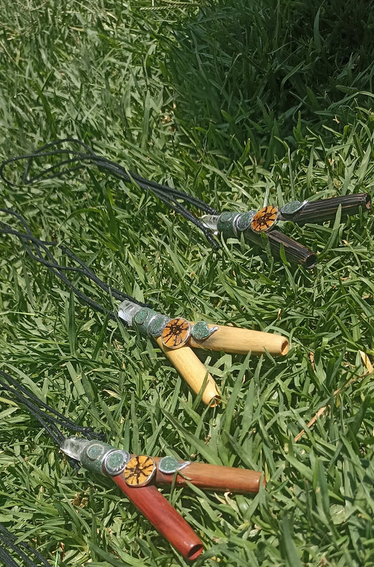 Kuripe madera colgante con  cuarzo Blanco